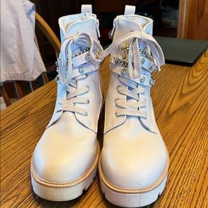 Women XOXO Priscie Combat Boots Size 10. Off-White/light beige. Chain accent
